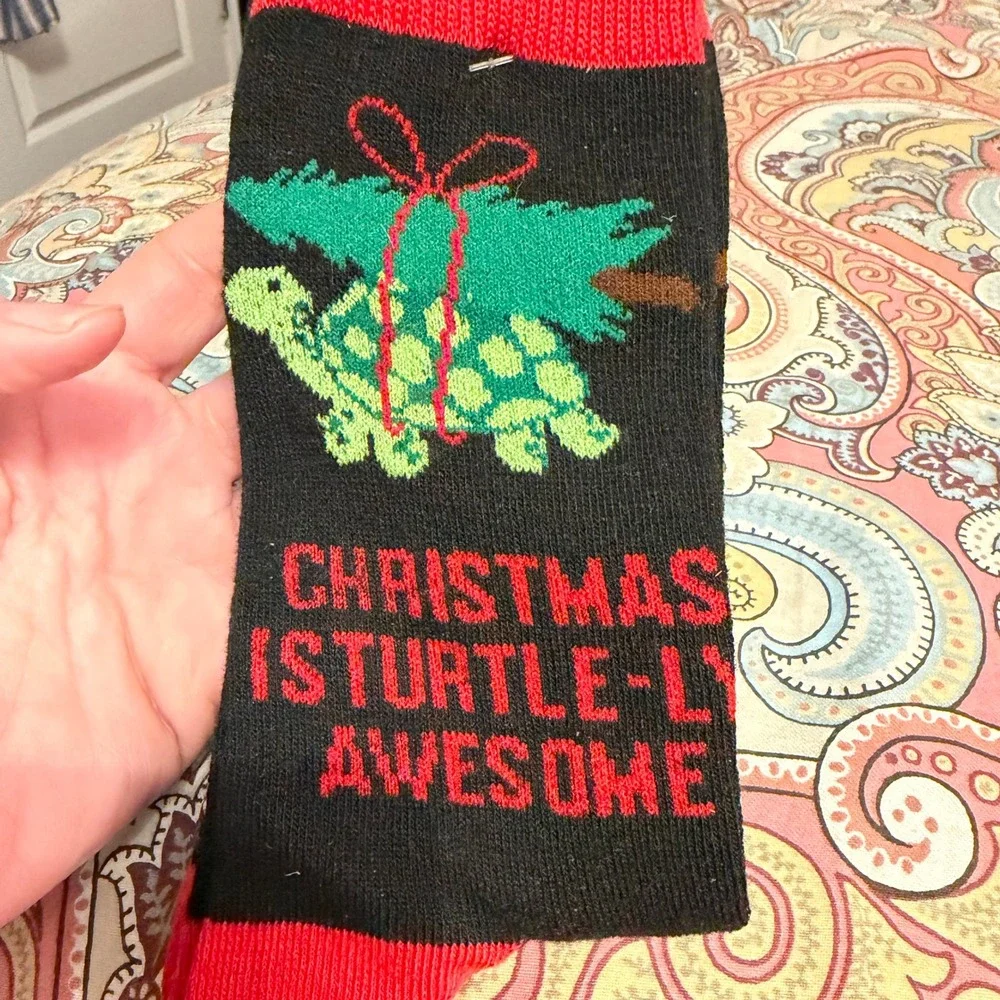 Novelty Crew Socks Christmas Is‎ Turtle-Ly Awesome Black Red Size 4-10 NEW